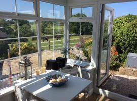 Ty Bach, 1 bedroom home with hot tub and views, hotel with parking in Bettws-yn-Rhôs