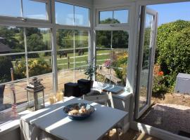 Ty Bach, 1 bedroom home with hot tub and views，Bettws-yn-Rhôs的飯店