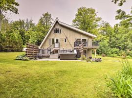 Inviting A-Frame Cabin with Saltwater Hot Tub!, hotel con parking en Warren