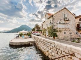 Luxury 6 bedroom house on waterfront, hotel di Perast