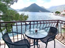 Amazing panoramic view of Perast., hotel in Perast