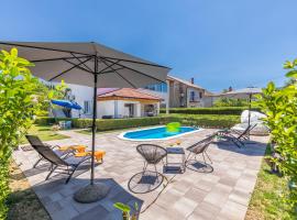 Green paradise with swimming pool, apartament din Gruda