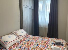 Apartments on Bakradze: Tiflis, Gotsiridze Metro Station yakınında bir otel