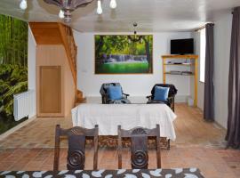 Maison de 3 chambres avec jardin clos et wifi a Channay sur Lathan: Channay-sur-Lathan şehrinde bir otel