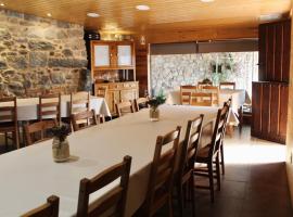 Albergue Alto da Pena EXCLUSIVE FOR PILGRIMS, hostel em Negreira