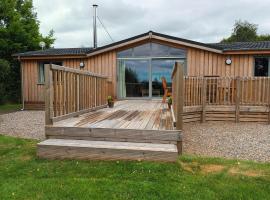 Birch Lodge, Pitlandie - Luxury 2 Bedroom Lodge with Sauna, chalet de montaña en Perth