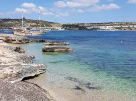 Single room for one person only 5 Minutes walk to Mellieha Bay Beach, sted med privat overnatting i Mellieħa
