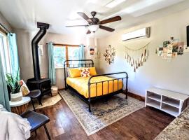 The Bluebird's Nest - Cabin with Fireplace, pet-friendly hotel in Santa Ysabel