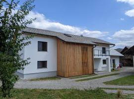 Klančarjeva domačija - Spacious countryside apartment on an eco farm, hotel económico 