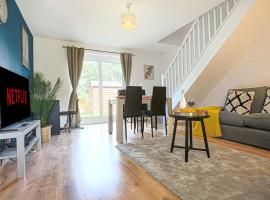 Valens House - 7 minutes drive to City Centre - Free Parking, Fast Wifi, Smart TV with SkyTV and Netflix by Yoko Property, hotel in Milton Keynes