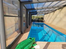 Chambres d'hôtes B&B La Bergeronnette avec piscine couverte chauffée, hôtel à Bizanet près de : Abbaye de Fontfroide
