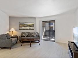 Stay Gia--Newly Renovated 2BR Apartment--Pool, apartment in Phoenix