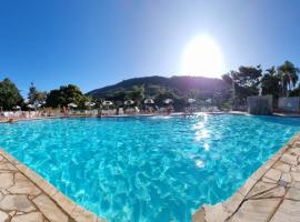 Flat 206 Hotel Cavalinho Branco (3 piscinas, elevador, sauna), apart-hotel em Águas de Lindoia