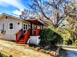 Falcon's Chalet- Cabin, hotell i Santa Ysabel