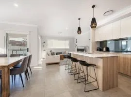 'Huxley House' An Elegant Mudgee Retreat with Backyard