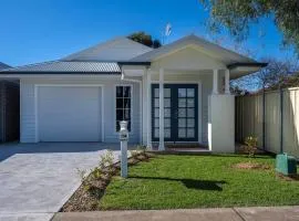 'Huxley House' An Elegant Mudgee Retreat with Backyard
