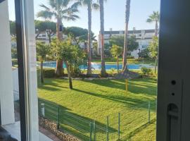 Adosado de lujo en El Portil Playa y Golf, hotell med pool i El Portil