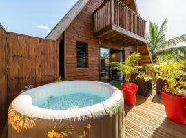 Charmant chalet avec jacuzzi, L'île Ô Vert, chalet de montaña en Saint-Philippe