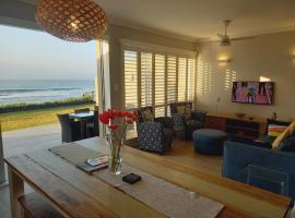 Modern & Luxurious Beachfront Villa, casa de temporada em Ballito