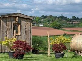 The Queen Bee Cabin, hotel di Hereford