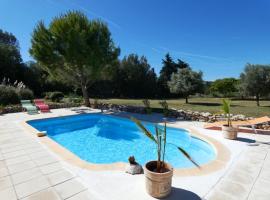 Villa de plain pied avec BBQ et piscine, hotel con estacionamiento en Tavernes