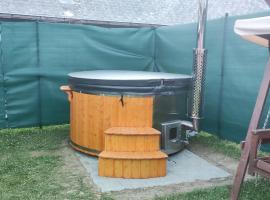 Chata u kol&aacute;ra, villa in Malatin&aacute;