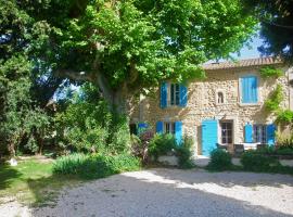 Les Volets Bleus Provence, hotel pre rodiny v destinácii Salon-de-Provence