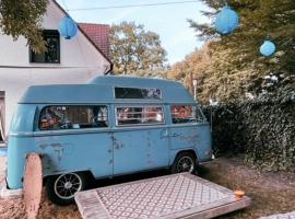 GLAMPING VAN BETTY SUE (Tomorrwloand 5minutes walk), hotel en Rumst