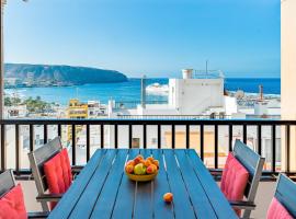 Cosy apartment with sea view en el centro Los Cristianos, hotel en Arona
