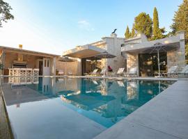 My Mediterranean Corfu Luxury Villa with Private Swimming Pool, dovolenkový dom v destinácii Kontokali