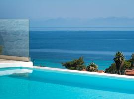 Villa Ouranos - Luxurius modern villa pool, close to the beach、レフカダのスパホテル