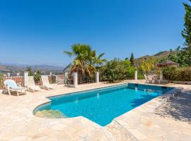 Country villa in peaceful location, hotel med parkering i Cútar