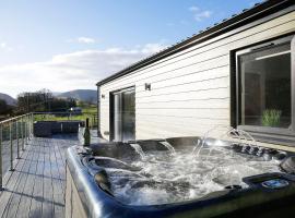 Castlehill cabin with a hot tub、ピーブルスのバケーションレンタル