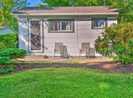 Cozy Newton Lake Cottage with View of the Lake!, hotel di Carbondale