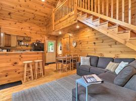 Cozy Boone Cabin with Deck Close to Downtown!, alquiler vacacional en Boone