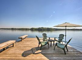 Quiet Home on Lake Hawkins with Kayaks and Dock!, hotel with parking in Hawkins