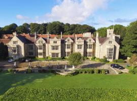 Redworth Hall Hotel- Part of the Cairn Collection: Newton Aycliffe şehrinde bir otel