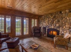 Pine Ridge, Log Home with Lake View and Backyard, vacation home in Invermere