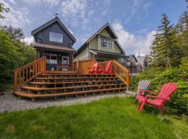 Bear Coast, Cabin with Hot Tub, Patio, and Waterview, vacation home in Ucluelet