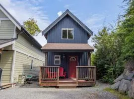 Bear Coast, Cabin with Hot Tub, Patio, and Waterview