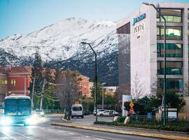 Wyndham Santiago Pettra – hotel w pobliżu miejsca Centrum handlowe Espacio Urbano La Dehesa w mieście Santiago