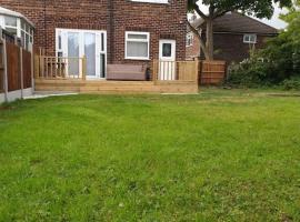 Cheerful 3 bedroom house with spacious garden, vacation home in Manchester
