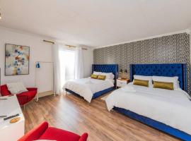 Music Row Retreat with Pool and Free Parking, Walk to Bars!