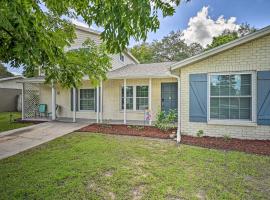 Spacious Brandon Home with Private Outdoor Pool, hotelli, jossa on uima-allas kohteessa Brandon