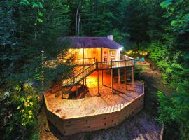 Cozy Cabin Retreat - Hot Tub, Fireplace & Fire Pit, hotel di Blue Ridge