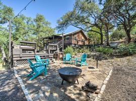 Canyon Lake Hideaway with Fire Pit and Hot Tub!, casa per le vacanze a Canyon Lake