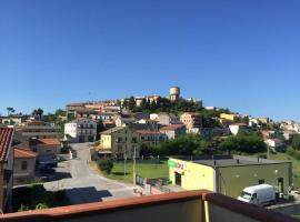 Casa vacanza Colle Renazzo con terrazzo in collina 15 min. dal mare, departamento en Mafalda