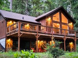 The Classy Cabin, villa em Johnson Landing