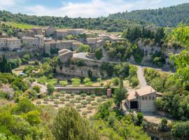 Cosy holiday home in Minerve with garden, hotel with parking in Minerve