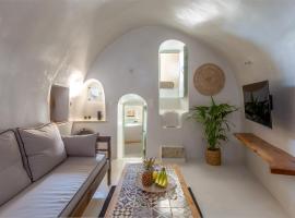 Exi Castle Suites, Bed & Breakfast in Emporio Santorini